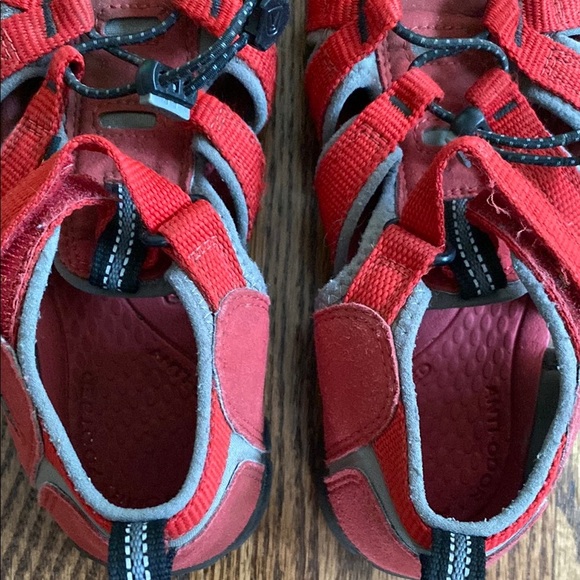 Red/black Keen sandals, size 1 little kid. Great condition, ships quickly - Picture 3 of 11